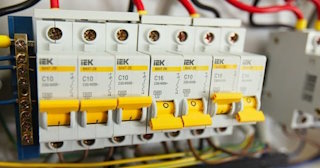 Монтаж УЗО - установка по доступной цене от 370 руб в Искитиме от ЭлектроСкм